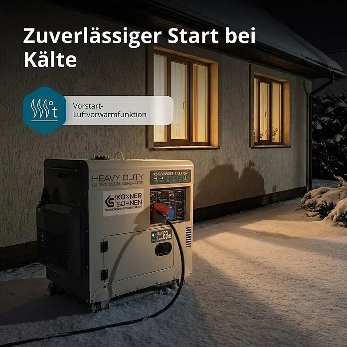 Könner & Söhnen Stromerzeuger KS 9200HDES-1/3 ATSR - Tankvolumen: 20 l - Geräuschloser Könner & Söhnen Dieselgenerator (hellgrau) im Schnee vor einem Haus, angeschlossen, mit Vorstart-Luftvorwärmfunktion für Kaltstart.