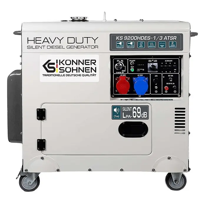 Könner & Söhnen Stromerzeuger KS 9200HDES-1/3 ATSR - Tankvolumen: 20 l - Ein weißer Konner & Sohnen Schwerlast-Flüster-Dieselgenerator mit Bedienfeld und Rädern.