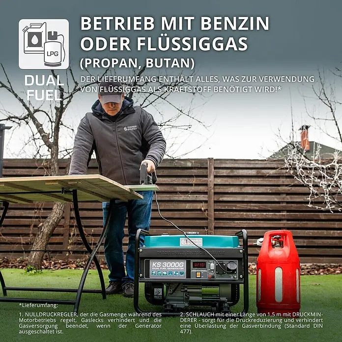 Könner & Söhnen Stromerzeuger KS 3000G - Nennleistung: 2,6 kW, Tankvolumen: 15 l - Könner & Söhnen Dual-Fuel Generator KS 3000G, blau-schwarz, betreibt Werkzeuge im Freien mit roter Gasflasche.