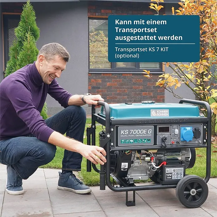 Könner & Söhnen Stromerzeuger KS 7000E G - Nennleistung: 5 kW, Tankvolumen: 25 l - Ein Mann kniet lächelnd und montiert ein schwarzes Rad eines optionalen Transportkits an einen türkisen und schwarzen Dual-Fuel-Generator im Freien.