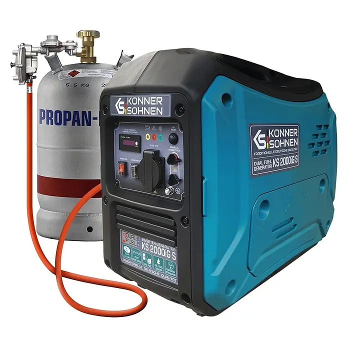 Könner & Söhnen Stromerzeuger KS 2000iG S - Nennleistung: 1,8 kW, Tankvolumen: 5 l - Blau-schwarzer Konner & Sohnen KS 2000iG S Dual Fuel Inverter Generator, an eine graue 5.5 kg Propan-Gasflasche angeschlossen.