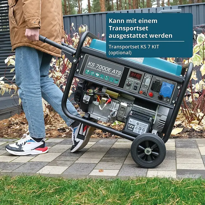 Könner & Söhnen Stromerzeuger KS 7000E ATS - Nennleistung: 5 kW, Tankvolumen: 25 l - Eine Person zieht einen benzinbetriebenen Generator mit schwarzem Rahmen und türkisem Oberteil, ausgestattet mit einem Transportset.