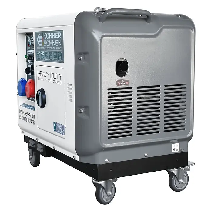 Könner & Söhnen Stromerzeuger KS 9300DE-1/3 ATSR - Tankvolumen: 15 l - Weiß-grauer Konner & Sohnen superleiser Dieselgenerator auf Rädern mit Bedienfeld und Stromausgängen vorne.