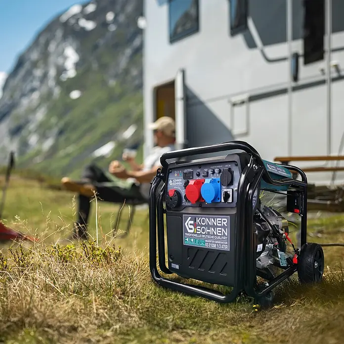 Könner & Söhnen Stromerzeuger KS 8100iE 1/3 ATSR - Nennleistung: 8 kW, Tankvolumen: 20 l - Schwarzer tragbarer Inverter-Generator mit roten/blauen Steckdosen, versorgt Campervan im Freien mit Strom.