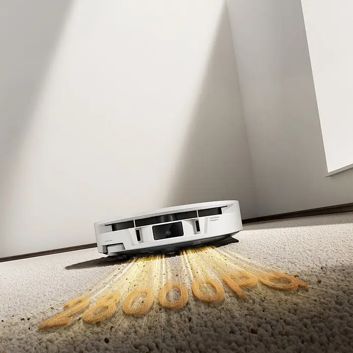 Mova Robot aspirador con mopa S70 Roller - Potencia de aspiración: 28.000 Pa, Capacidad del robot: 150 ml - Robot aspirador blanco limpiando una alfombra clara, aspirando suciedad que forma "BOOOOM".