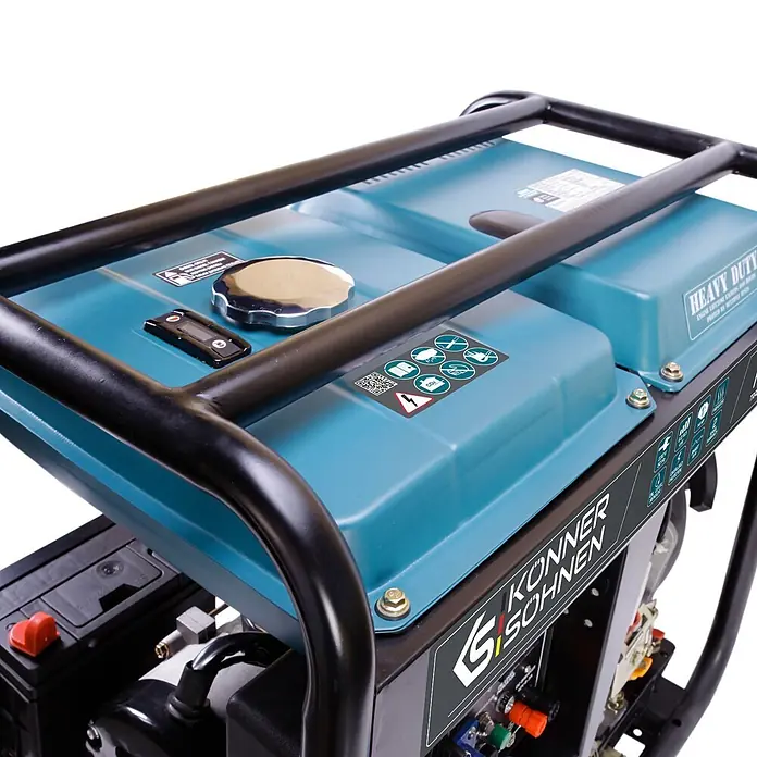 Könner & Söhnen Stromerzeuger KS 8100HDE - Tankvolumen: 11 l - Nahaufnahme eines blau-schwarzen Hochleistungs-Generators mit Metallrahmen, Tankdeckel, Bedienfeld und Warnhinweisen.