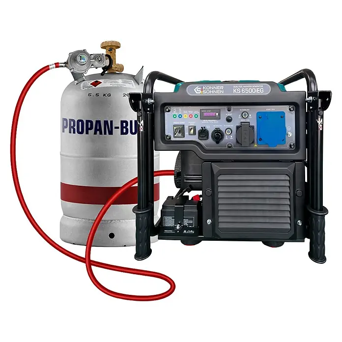 Könner & Söhnen Stromerzeuger KS 6500iEG - Nennleistung: 6 kW, Tankvolumen: 17 l - Ein grau-schwarzer Dual-Fuel-Inverter-Generator ist über einen roten Schlauch mit einer grauen Propangasflasche verbunden.