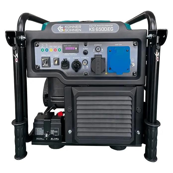 Könner & Söhnen Stromerzeuger KS 6500iEG - Nennleistung: 6 kW, Tankvolumen: 17 l - Ein schwarzer und grauer Könner & Söhnen KS 6500iEG Dual-Fuel-Inverter-Generator mit Bedienfeld und Steckdosen im schwarzen Metallrahmen.
