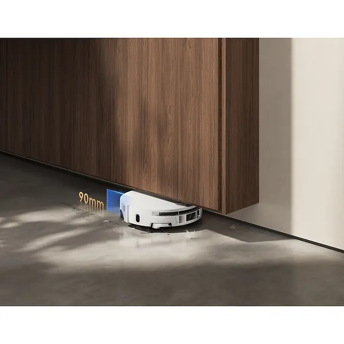 Mova Robot aspirador con mopa S70 Roller - Potencia de aspiración: 28.000 Pa, Capacidad del robot: 150 ml - Robot aspirador blanco limpiando polvo bajo un mueble de madera oscuro, mostrando su alcance de 90mm.