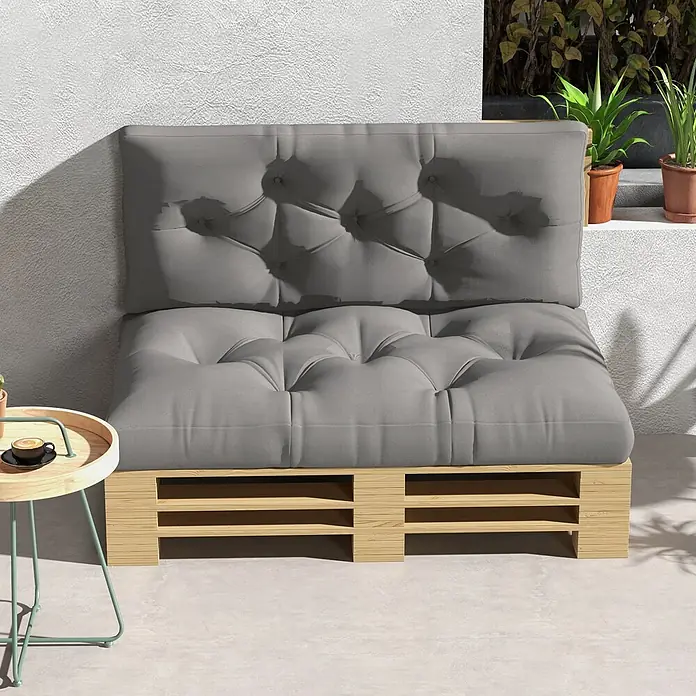 Outsunny Bankauflage Palettensitzpolster - 1 Stk., 100% Polyester, Hellgrau - Graues Palettensofa mit heller Holzbasis und getufteten Polstern, im Freien auf einer Terrasse mit kleinem Beistelltisch.