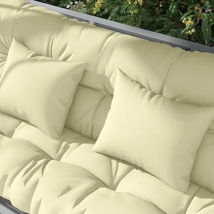 Outsunny Bankauflage Hollywoodschaukel - Hollywoodschaukel, 1 Stk., Polyester, Cremeweiß - Helle, gelbe, getuftete Outdoor-Kissen und quadratische Zierkissen auf einem Gartensitz.