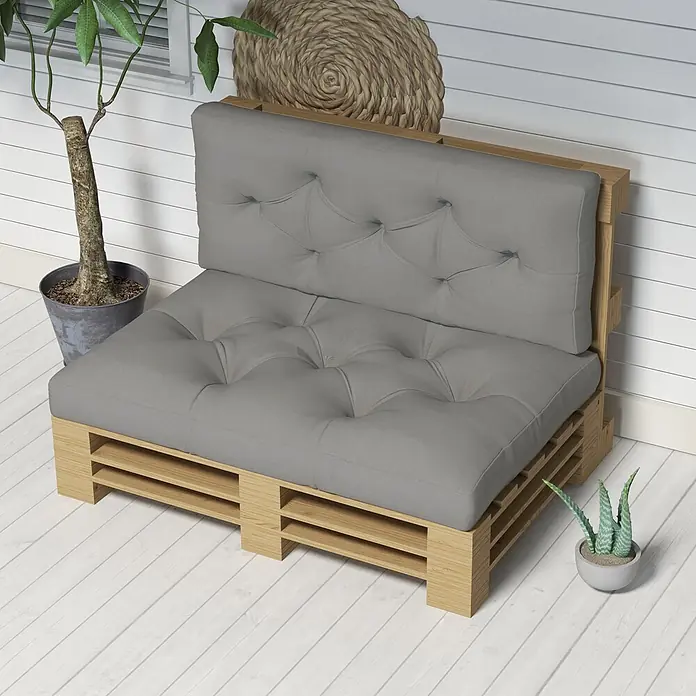 Outsunny Bankauflage Palettensitzpolster - 1 Stk., 100% Polyester, Hellgrau - Outdoor-Palettensofa mit hellem Holzgestell und weichen grauen Polstern.