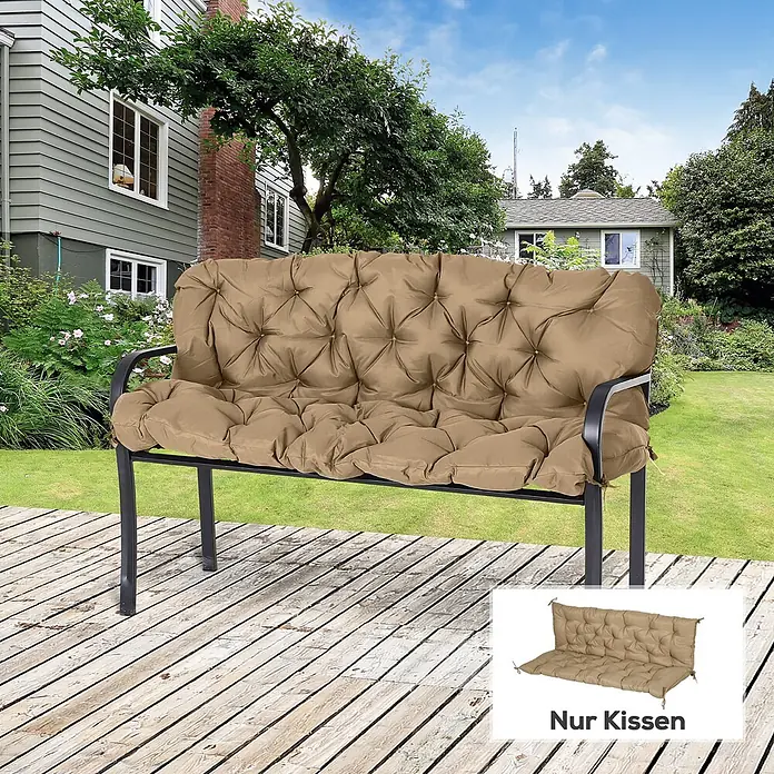 Outsunny Bankauflage - Gartenbank, 1 Stk., L x B x H: 150 x 98 x 8 cm, 100% Polyester, Khaki - Gestepptes, braunes Bankkissen auf einer schwarzen Gartenbank im sonnigen Garten. Inset zeigt Kissen allein.