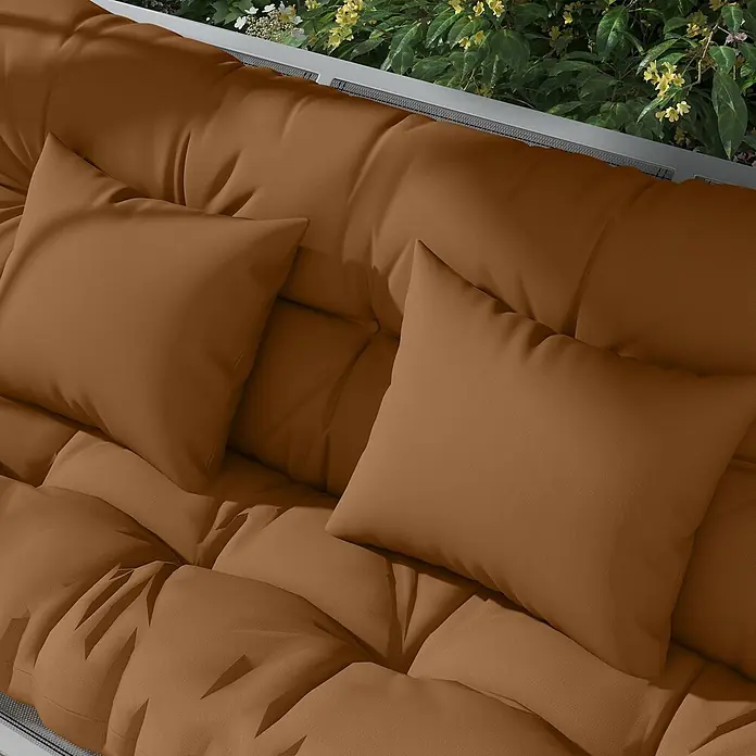 Outsunny Bankauflage Hollywoodschaukel - Hollywoodschaukel, 1 Stk., 100% Polyester, Braun - Braune Outdoor-Kissen und -Polster auf einem Sofa.