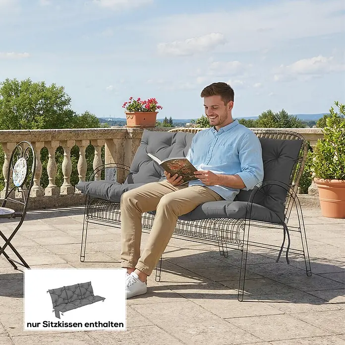 Outsunny Bankauflage - Hollywoodschaukel, 1 Stk., PP-Baumwolle, Polyester, Dunkelgrau - Graue gesteppte Outdoor-Bankauflagen, auf einer Metallbank gezeigt, von einem lesenden Mann auf einer sonnigen Terrasse genutzt.