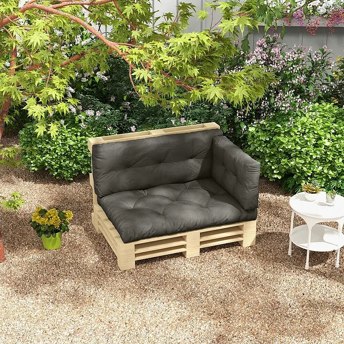 Outsunny Bankauflage - Dekopaletten, 1 Stk., 100% Polyester, Dunkelgrau - Outdoor-Ecksofa aus Holzpaletten mit dunkelgrauen Kissen auf Kiesterrasse im Garten.