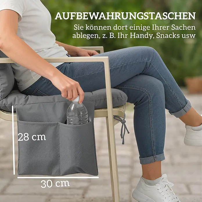 Outsunny Bankauflage - Hollywoodschaukel, 1 Stk., PP-Baumwolle, Polyester, Dunkelgrau - Graue Aufbewahrungstasche (28x30 cm) am Stuhl befestigt, mit einer Wasserflasche. Eine Person sitzt im Stuhl.