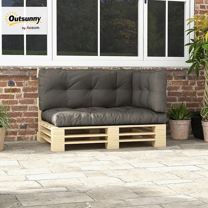 Outsunny Bankauflage - Dekopaletten, 1 Stk., 100% Polyester, Dunkelgrau - Outdoor-Ecksofa aus hellen Holzpaletten mit plüschigen dunkelgrauen Kissen, auf einer Terrasse platziert.