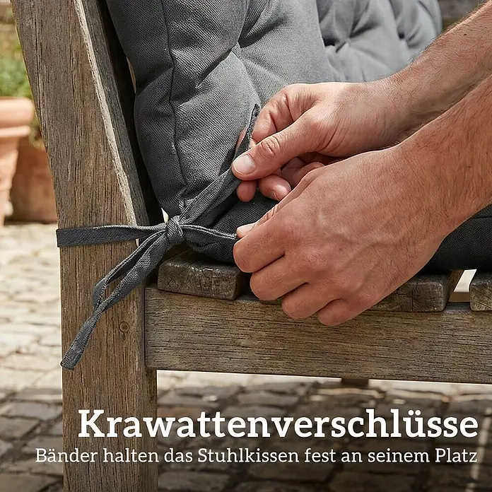 Outsunny Bankauflage - Hollywoodschaukel, 1 Stk., PP-Baumwolle, Polyester, Dunkelgrau - Graues Kissen mit Bändern wird von Händen an einem Holzstuhl befestigt.