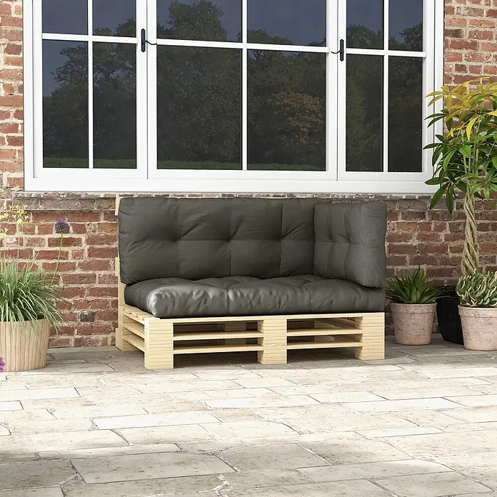Outsunny Bankauflage - Dekopaletten, 1 Stk., 100% Polyester, Dunkelgrau - Ecksofa aus Holzpaletten mit dunkelgrauen Kissen für den Außenbereich.