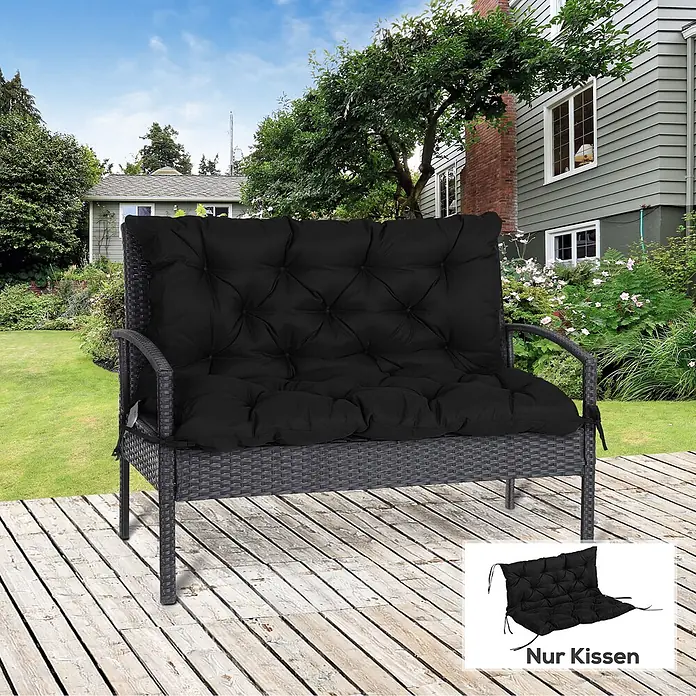 Outsunny Bankauflage - 1 Stk., 100% Polyester, Schwarz - Schwarze gepolsterte Gartenbank mit geflochtenem Gestell auf einer Holzterrasse, ideal für zwei Personen im Freien.