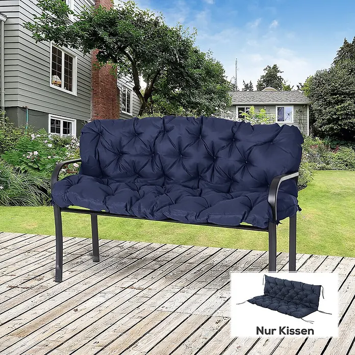 Outsunny Bankauflage - Gartenbank, 1 Stk., Polyester, Schaumstoff, Blau - Marineblaues, getuftetes Gartenbankkissen mit Bindebändern auf einer schwarzen Metallbank auf einer Holzterrasse.