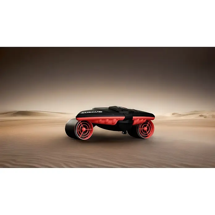 Sublue Tauchscooter Navbow 2026 - L x B x H: 486 x 327 x 177 mm - Schwarzer und roter Sublue Unterwasserscooter auf Sanddünen mit sichtbaren Propellern.
