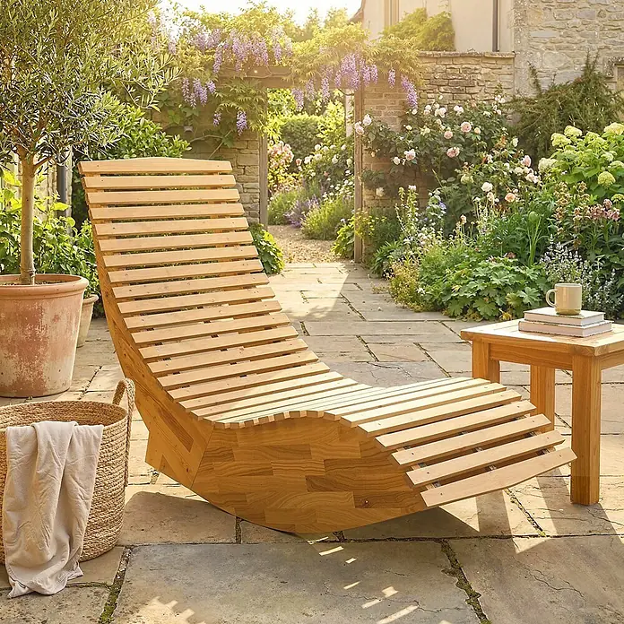 Outsunny Garten-Schaukelstuhl - 1 Stk., Akazienholz, Naturholz, B x T x H: 60 x 156 x 77 cm - Leichte Holzliege und kleiner Beistelltisch im sonnigen Garten.