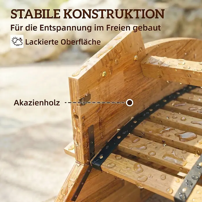 Outsunny Garten-Schaukelstuhl - 1 Stk., Akazienholz, Naturholz, B x T x H: 60 x 156 x 77 cm - Detailaufnahme von lackierten Akazienholz-Gartenmöbeln mit Wassertropfen, stabil konstruiert für Entspannung im Freien.