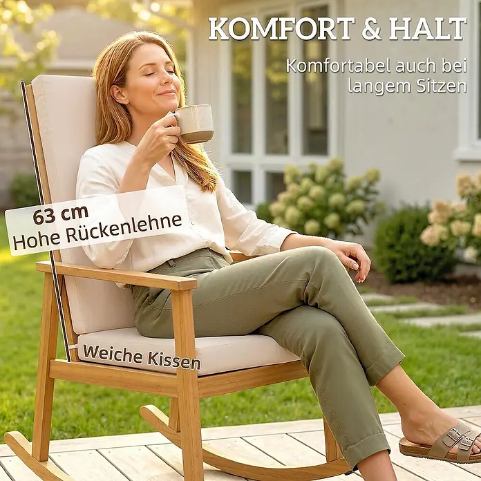 Outsunny Garten-Schaukelstuhl - 1 Stk., Akazienholz, Polyester, Beige - Frau entspannt sich in einem hölzernen Schaukelstuhl mit weichen, hellen Kissen im Freien.