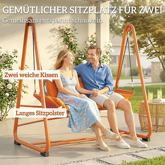 Outsunny Garten-Schaukelstuhl - 1 Stk., Metall, Polyester, Polypropylen Baumwolle, Schaumstoff, Terrakotta - Orange Gartenschaukel für zwei mit weichen orangefarbenen Kissen, genutzt von einem Paar im Freien.