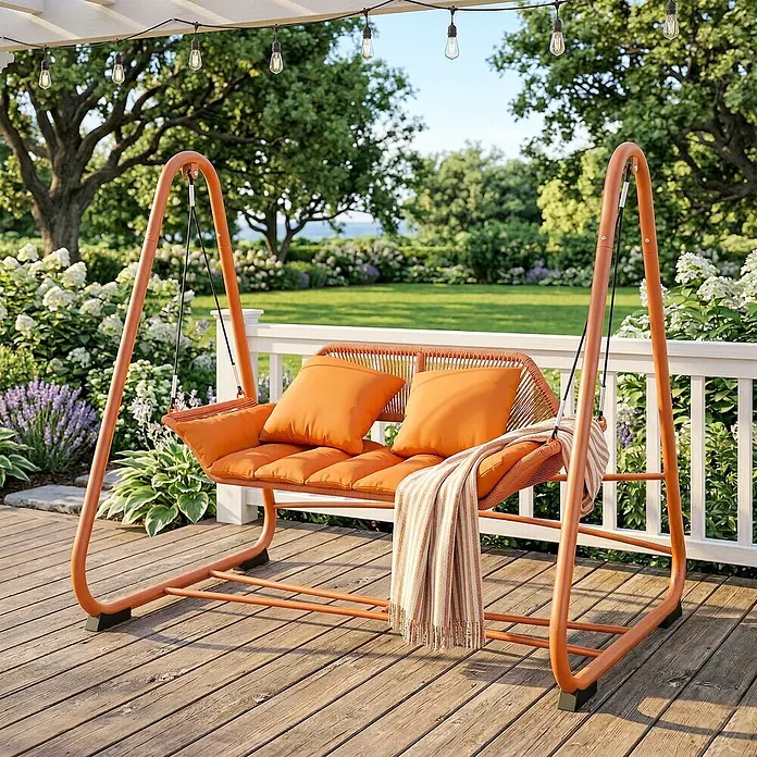 Outsunny Garten-Schaukelstuhl - 1 Stk., Metall, Polyester, Polypropylen Baumwolle, Schaumstoff, Terrakotta - Eine orangefarbene Zweisitzer-Gartenschaukel mit passenden Kissen und gestreifter Decke auf einer Holzterrasse, unter Lichterketten.