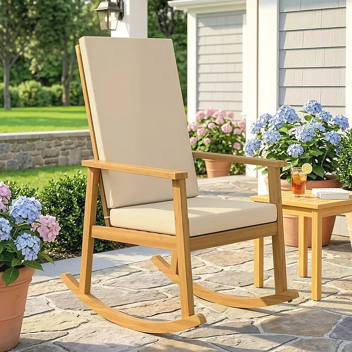 Outsunny Garten-Schaukelstuhl - 1 Stk., Akazienholz, Polyester, Beige - Holzschaukelstuhl mit beigen Kissen in einer Außenterrasse.