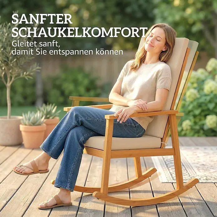 Outsunny Garten-Schaukelstuhl - 1 Stk., Akazienholz, Polyester, Beige - Hölzerner Schaukelstuhl mit cremefarbenen Kissen auf einer Terrasse. Eine Frau entspannt sich und genießt das sanfte Schaukeln.