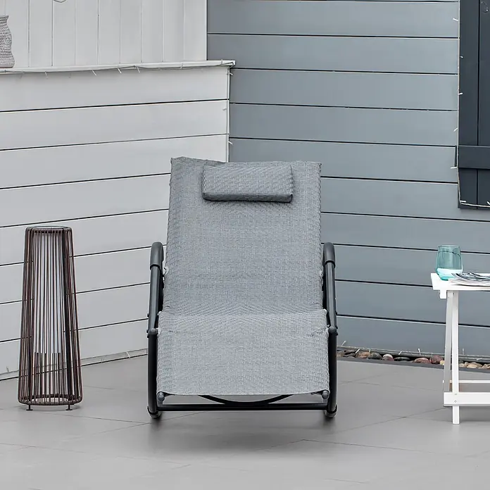 Outsunny Garten-Schaukelstuhl - 1 Stk., Netzstoff, Verzinktes Metall, Grau, B x T x H: 157 x 160 x 84 cm - Bequemer grauer Liegestuhl mit Kopfstütze auf einer Terrasse abgebildet.