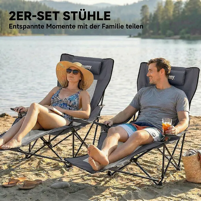 Outsunny Campingstuhl - 2 Stk., Metall, 600D Oxford-Stoff, Schaumstoff, Klappbar, Dunkelgrau - Zwei graue Klappliegestühle mit Kopfstützen, zur Entspannung im Freien genutzt.