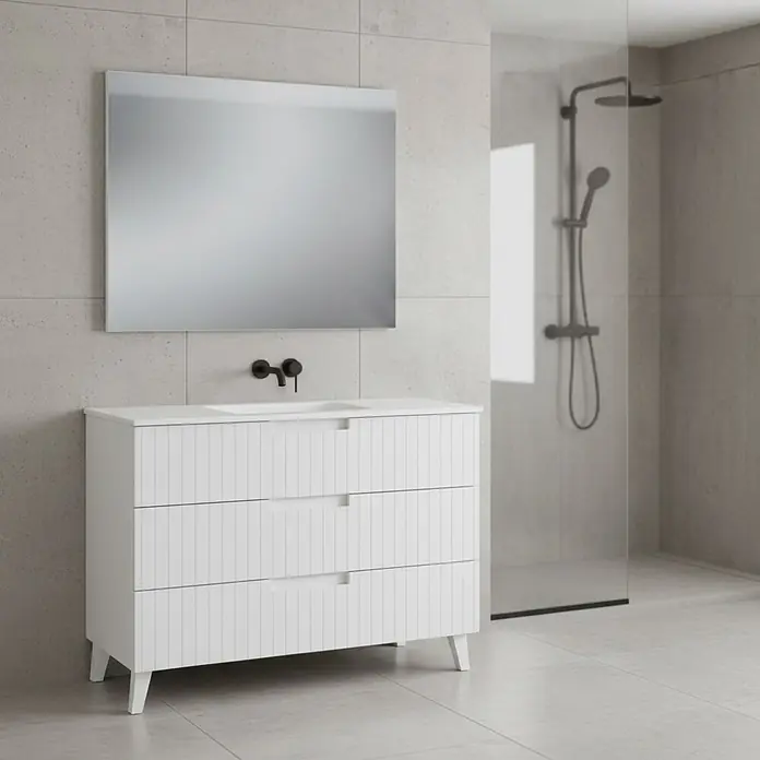 Conjunto de mueble de baño Claire - Blanco, 3 pzs. - Mueble de baño blanco con tres cajones acanalados, lavabo integrado y espejo rectangular. Grifo negro de pared.