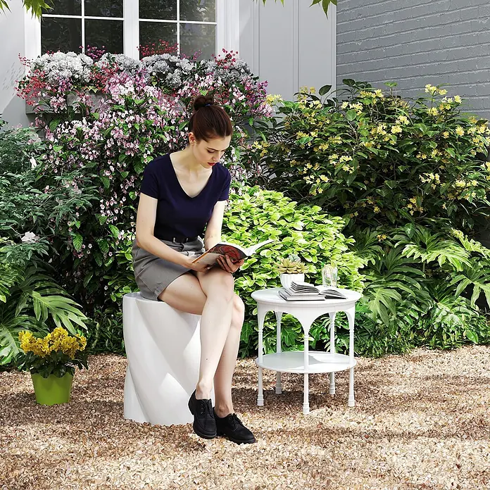 Outsunny Gartenhocker - Keramik, Weiß, B x T x H: 33 x 33 x 45 cm - Weißer runder zweistöckiger Beistelltisch mit verschnörkelten Beinen, in einem Garten neben einer lesenden Frau verwendet.