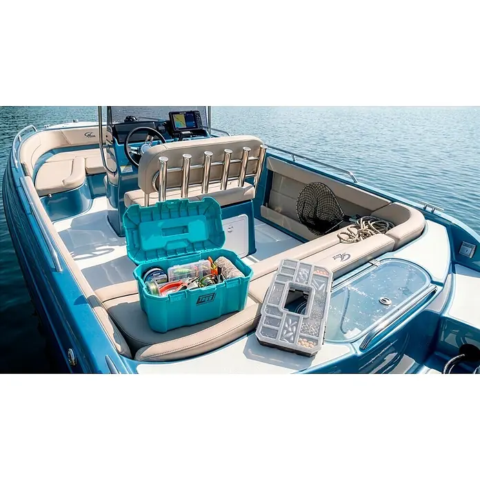 Tayg Caja para herramientas C46 - L x An x Al: 499 x 279 x 254 mm, 19 l, Polipropileno, Azul - Una caja de pesca turquesa y un organizador transparente con equipo de pesca en un asiento de barco.