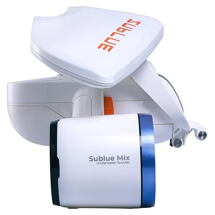 Sublue Tauchscooter Mix 2026 - L x B x H: 465 x 230 x 230 mm - Weißer Sublue Mix Unterwasser-Scooter mit orangefarbenen und blauen Akzenten.