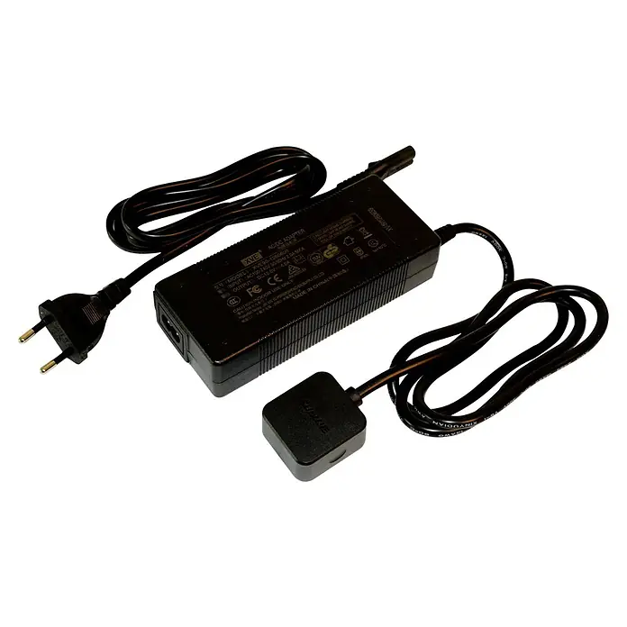 Sublue Akku-Ladegerät Mix / MixPro - Passend für: Sublue Tauchscooter Mix & MixPro - Schwarzes AC/DC-Netzteil mit Eurostecker, angeschlossenen Kabeln und kleiner schwarzer SUBLUE-Komponente.
