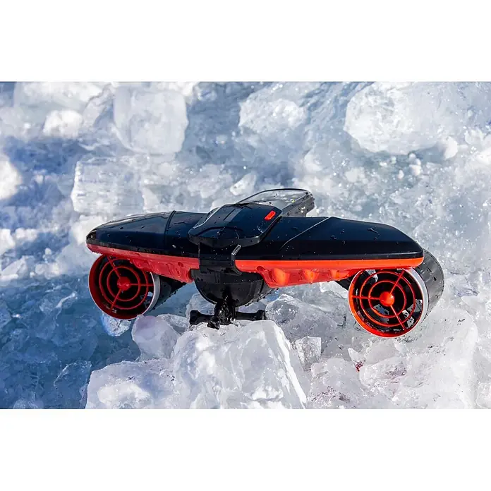 Sublue Tauchscooter Navbow 2026 - L x B x H: 486 x 327 x 177 mm - Ein eleganter schwarz-roter Unterwasser-Scooter mit zwei Seitenpropellern liegt nass auf Eisbrocken.