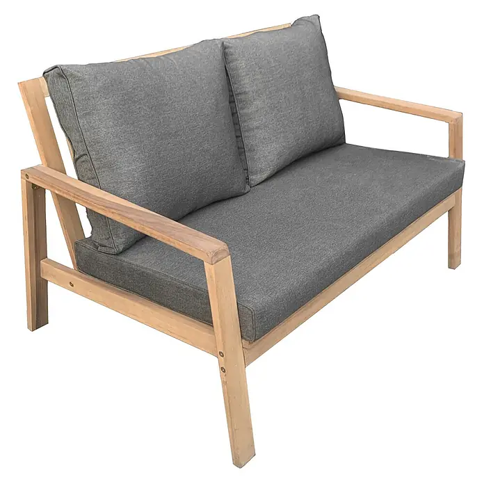 Happy Garden Loungemöbel-Set GILI - 4 -tlg., Akazie, Grau - Zweisitzer-Outdoor-Sofa mit hellem Holzgestell und dunkelgrauen Stoffkissen.