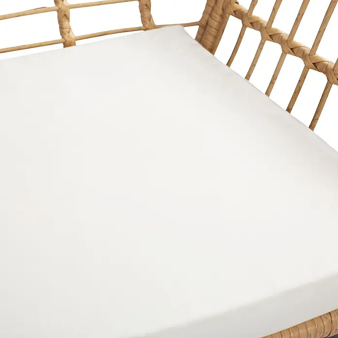 Happy Garden Loungemöbel-Set TIGA - 1 -tlg., Stahl, Beige - Weißes Kissen auf einem hellbraunen Rattan-Geflechtrahmen.