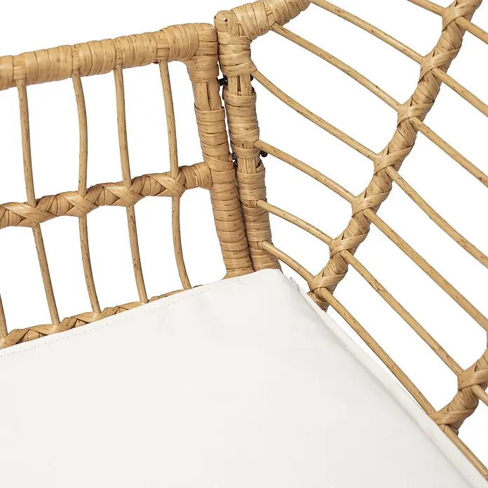 Happy Garden Loungemöbel-Set TIGA - 1 -tlg., Stahl, Beige - Nahaufnahme einer Stuhllehne aus natürlichem Rattan mit einem weißen Sitzkissen.