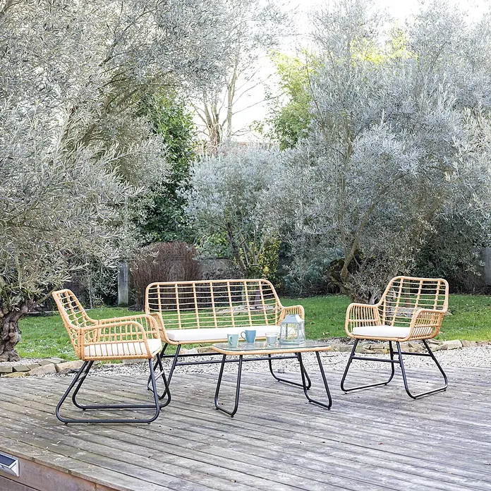 Happy Garden Loungemöbel-Set TIGA - 1 -tlg., Stahl, Beige - Rattan- und schwarzes Metall-Gartenmöbelset mit weißen Kissen auf einer Holzterrasse im Garten.