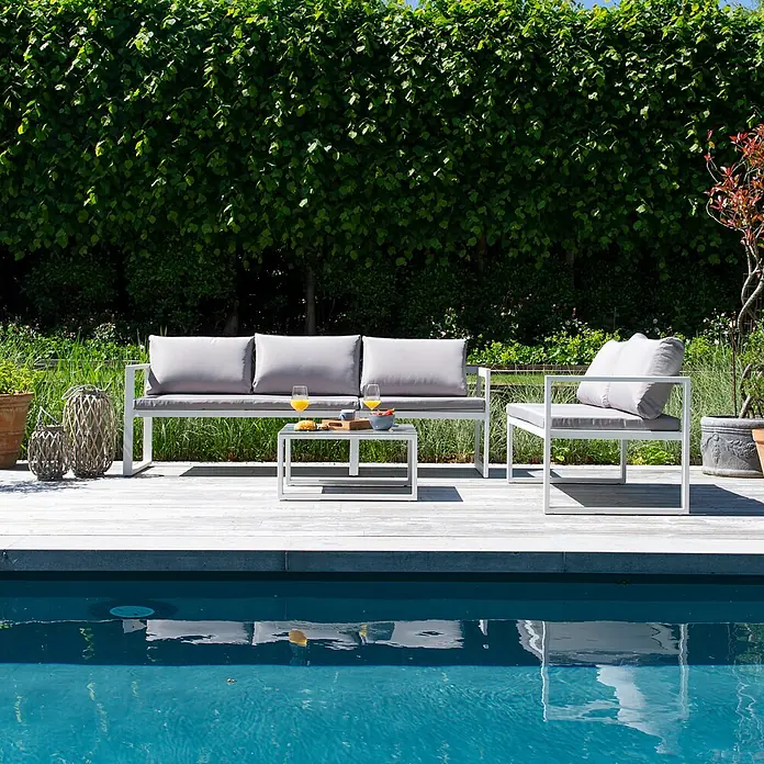 Happy Garden Loungemöbel-Set IBIZA - 2 -tlg., Aluminium, Grau - Weiße Outdoor-Lounge-Gruppe mit grauen Polstern auf einer Terrasse am Pool, mit Getränken und Snacks.