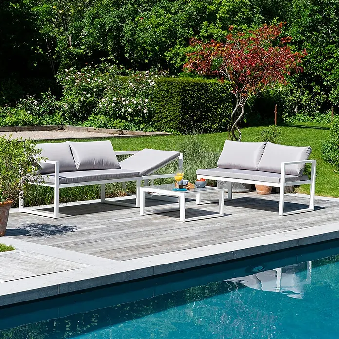 Happy Garden Loungemöbel-Set IBIZA - 2 -tlg., Aluminium, Grau - Weißgerahmte Gartenlounge mit hellgrauen Kissen auf Holzdeck am Pool. Eine Liege ist verstellbar.