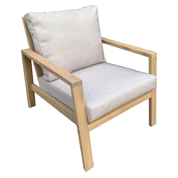Happy Garden Loungemöbel-Set GILI - 4 -tlg., Akazie, Beige - Sessel mit hellem Holzrahmen und hellgrauen Kissen.