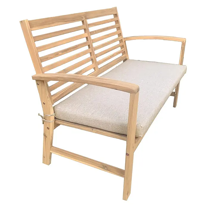 Happy Garden Loungemöbel-Set GOA - 4 -tlg., Akazie, Beige - Helle Holz-Zweisitzer-Gartenbank mit Lamellenrückenlehne und Armlehnen, mit hellbeigem Stoffkissen.
